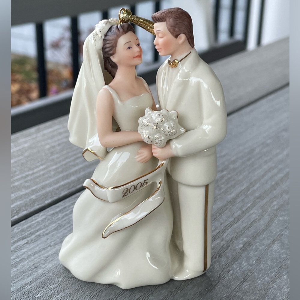 LIKE NEW! Lenox Cream and Gold 2005 Wedding Ornament